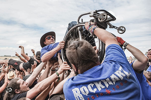 Rollstuhlfahrer beim Crowdsurfen